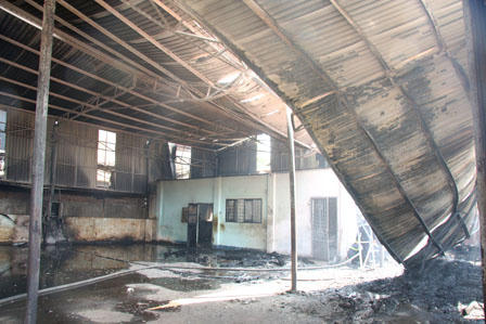 Lửa bao trùm hai kho xưởng tại Bình Dương